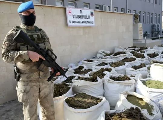 Un oraș întreg din Turcia a fost drogat... legal, de poliție. Cum s-a ajuns aici!
