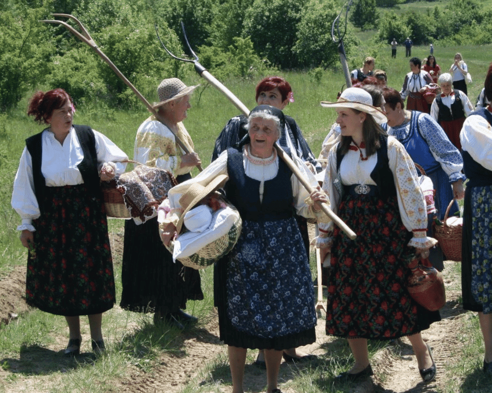 Vrei să te califici la dat la coasă? Cât te costă cazarea, masa și training la un festival al muncii în Apuseni