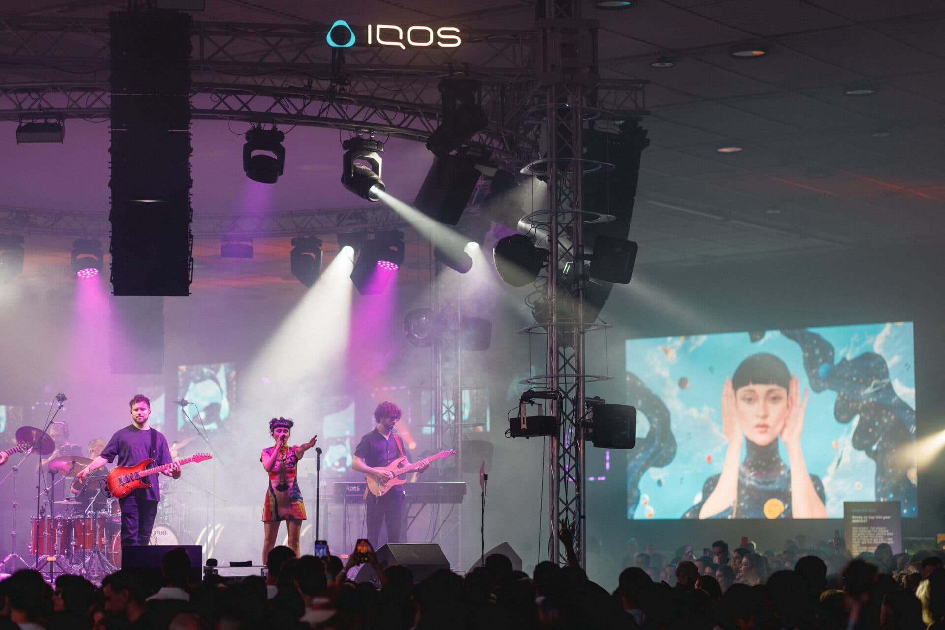 Irina Rimes x Roman Tolici – cea mai nouă colaborare a brandului IQOS a fost prezentată într-un eveniment care a redefinit ideea de spectacol polisenzorial. Curios?
