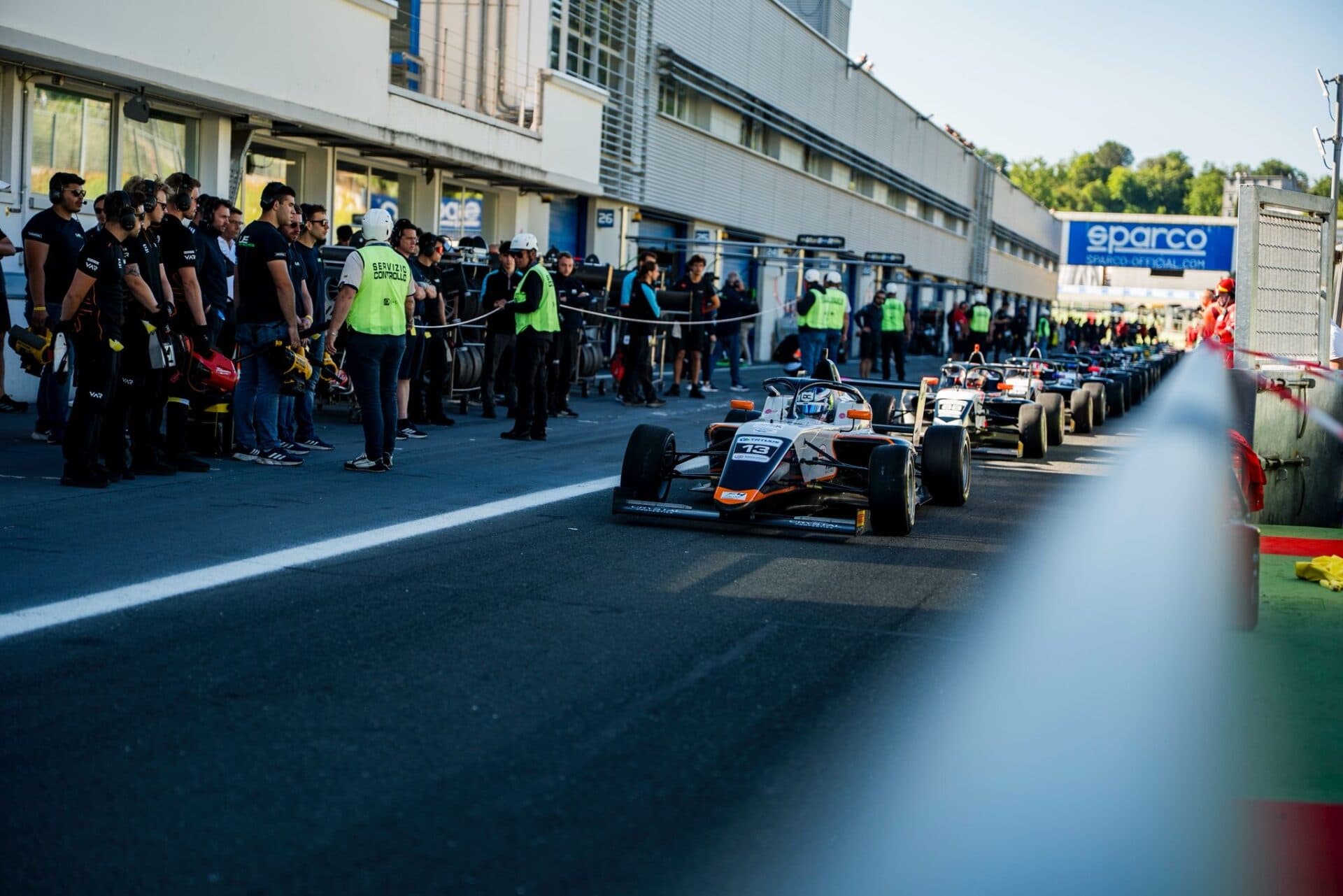 Prieten cu Antonelli, rival cu timpul: Românul de 16 ani care uimește Formula 4!
