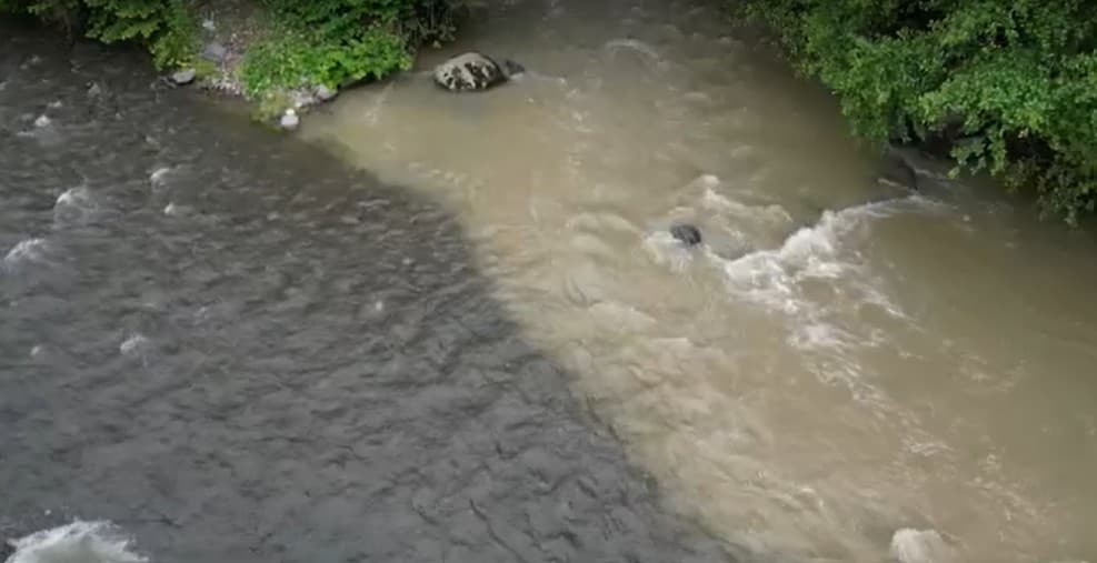 Criză ecologică la Praid: salinitatea pârâului Corund depășește de 12 ori norma. Peste 50.000 de oameni, fără apă potabilă