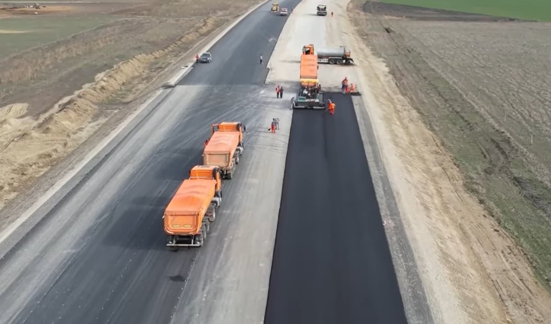 Furnicar pe Autostrada Moldovei A7! Cinci mii de muncitori şi peste o mie de utilaje lucrează zi şi noapte pe tronsoanele Focşani – Bacău – Paşcani