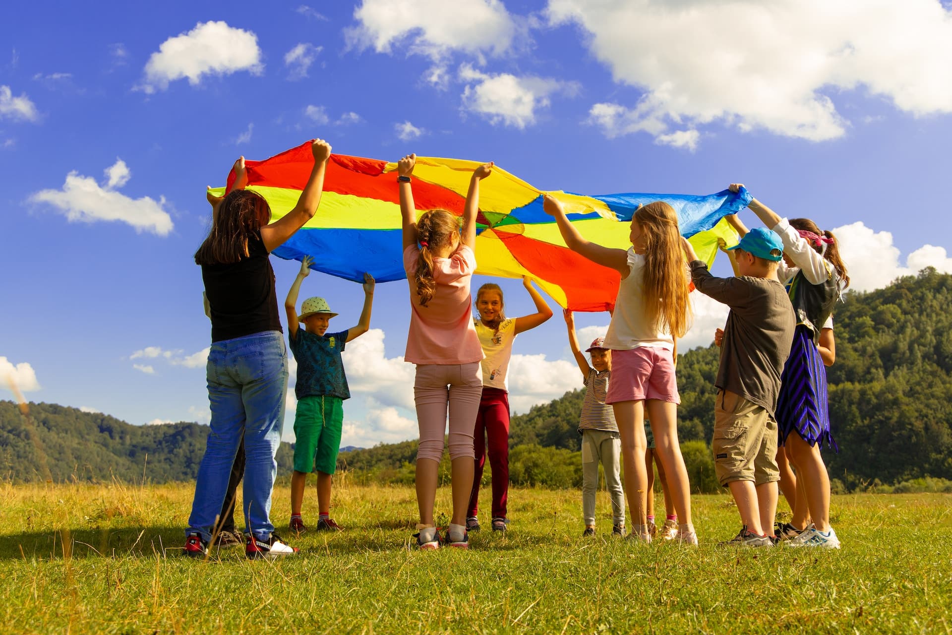 Cât îi costă pe părinții români vacanța copiilor? Analiză economică a școlilor și taberelor de vară în 2025
