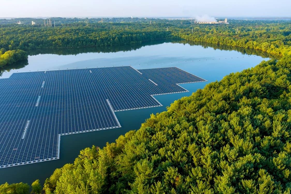 Sistem inovator pe Olt: Hidroelectrica va monta panouri solare flotante