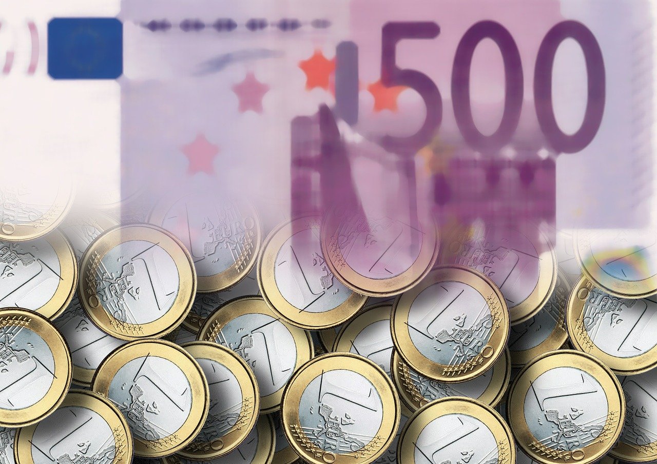 5 greșeli financiare care îi costă pe români mii de euro anual