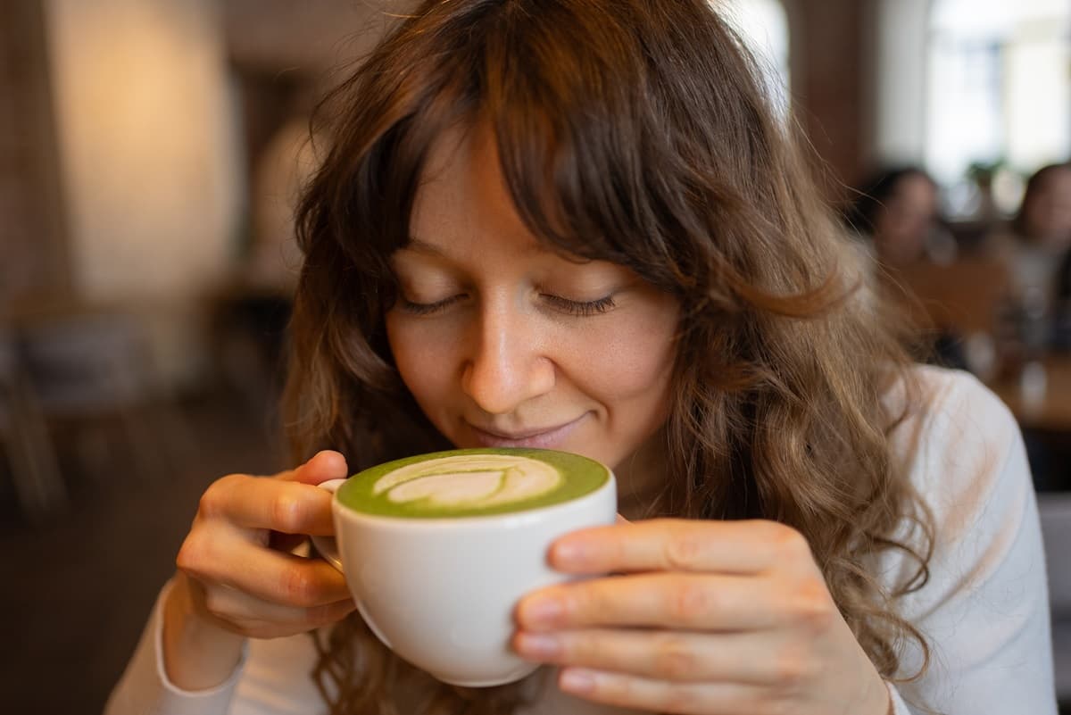Matcha, băutura ce cucerește România. Trendul tinerilor care dă peste cap piața cafelei a devenit nelipsit în meniuri
