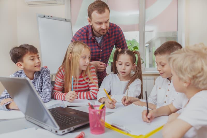 Cum să economisești pentru educația copiilor în România
