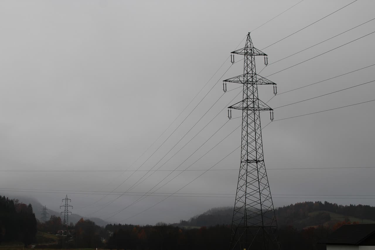 Moldova fierbe: Blackout total, atacuri cibernetice, secții incendiate - scenariile pentru care se pregătesc autoritățile de la Chișinău