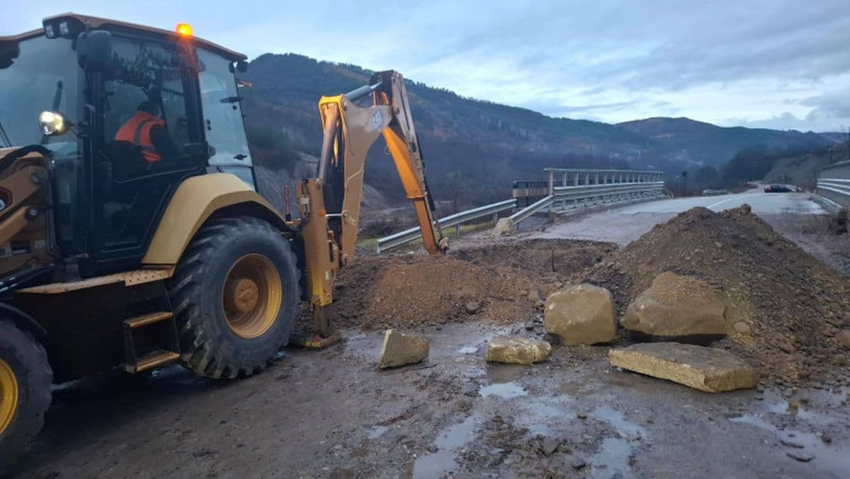 Haos din cauza vremii: Valea Oltului lovită de căderi de pietre, drumuri blocate și gospodării sub apă