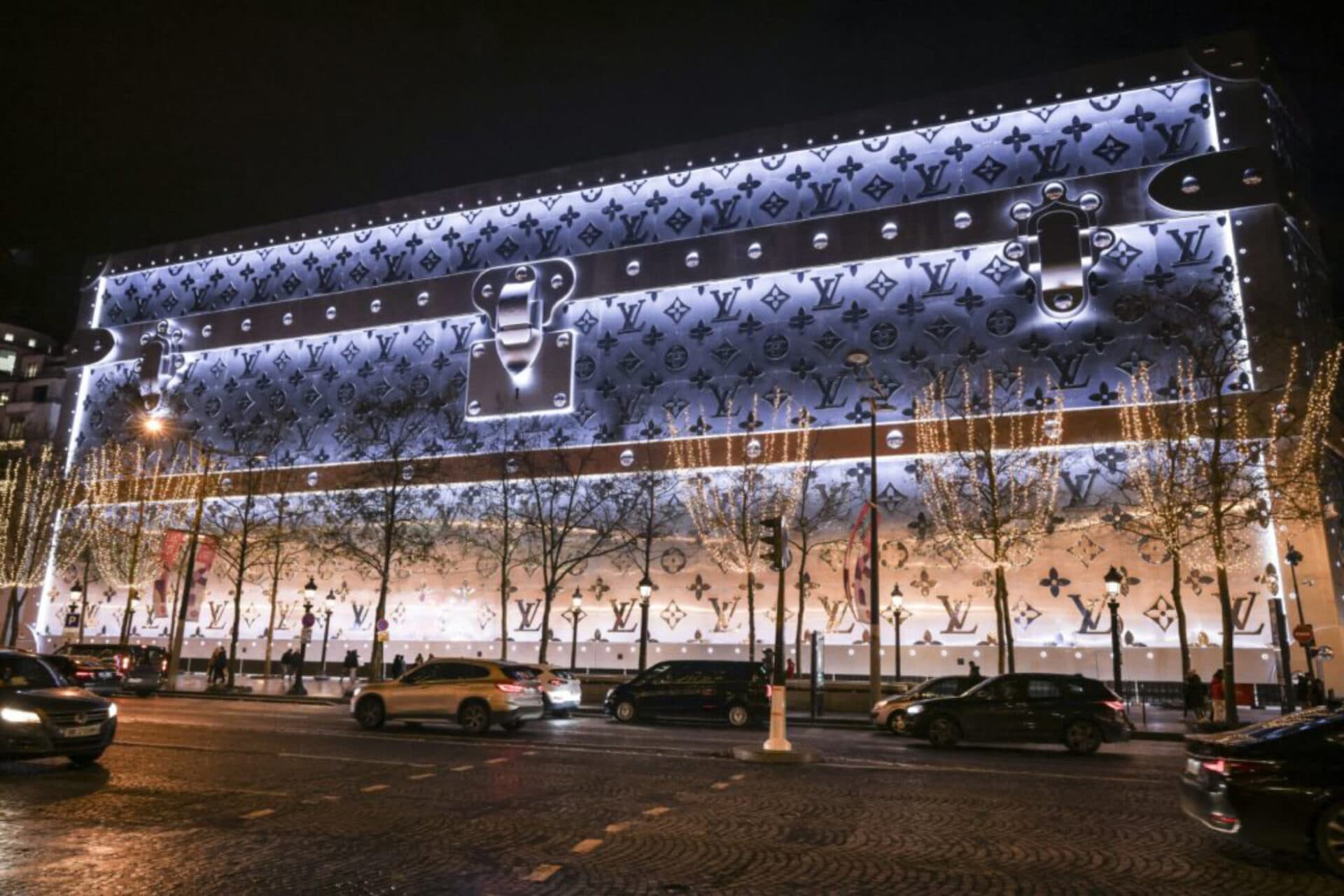 Louis Vuitton deschide primul său hotel în inima Parisului, pe Champs-Élysées