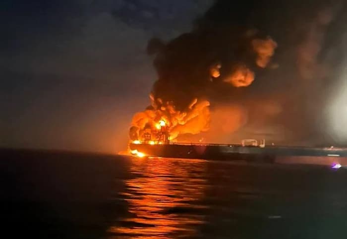 Alertă în Marea Neagră: Două petroliere din „flota fantomă” a Rusiei au luat foc în apropierea Strâmtorii Bosfor