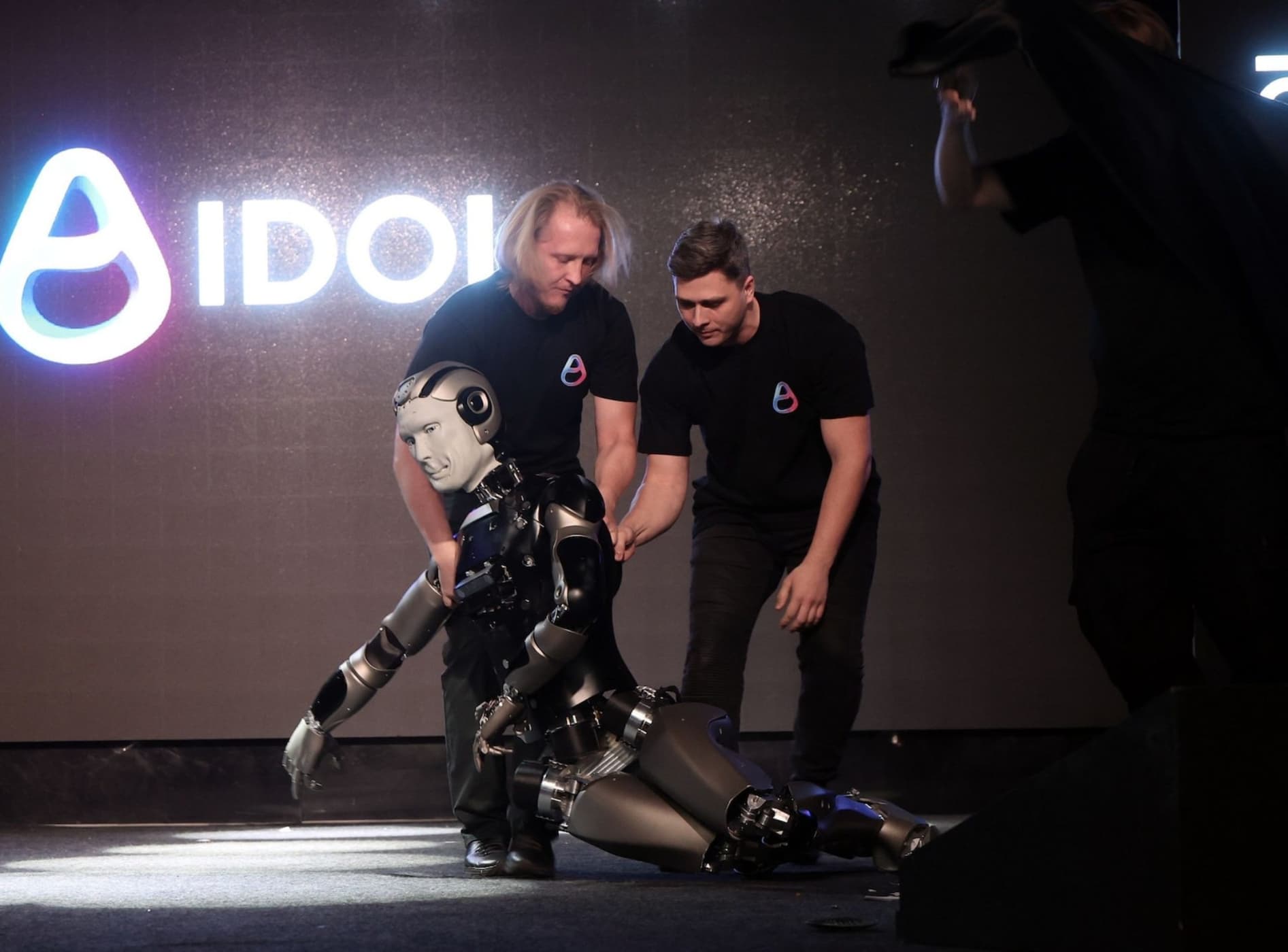 Primul robot umanoid al Rusiei pare că a băut vodcă. Momentul a devenit viral /VIDEO
