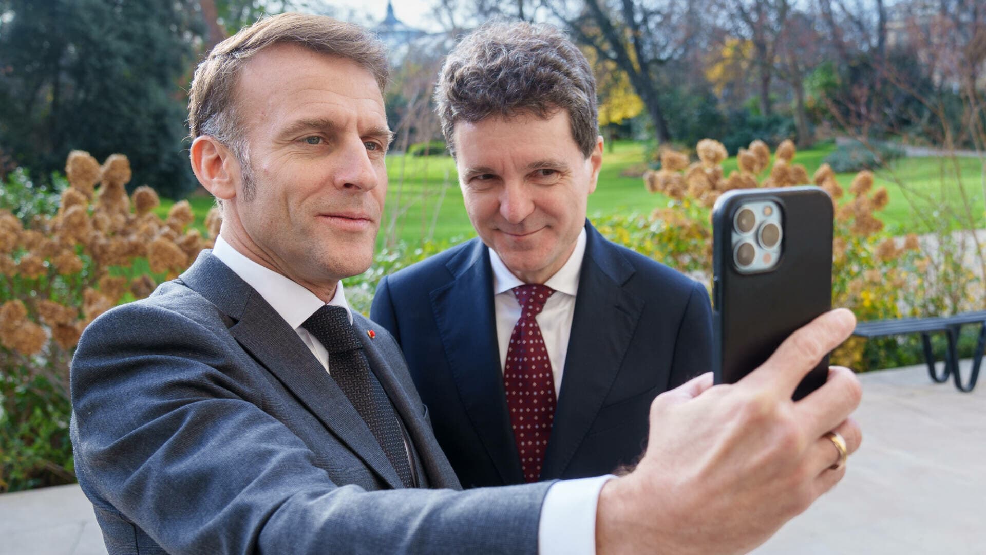 Un selfie prezidențial. Discuții cordiale între Macron și Dan