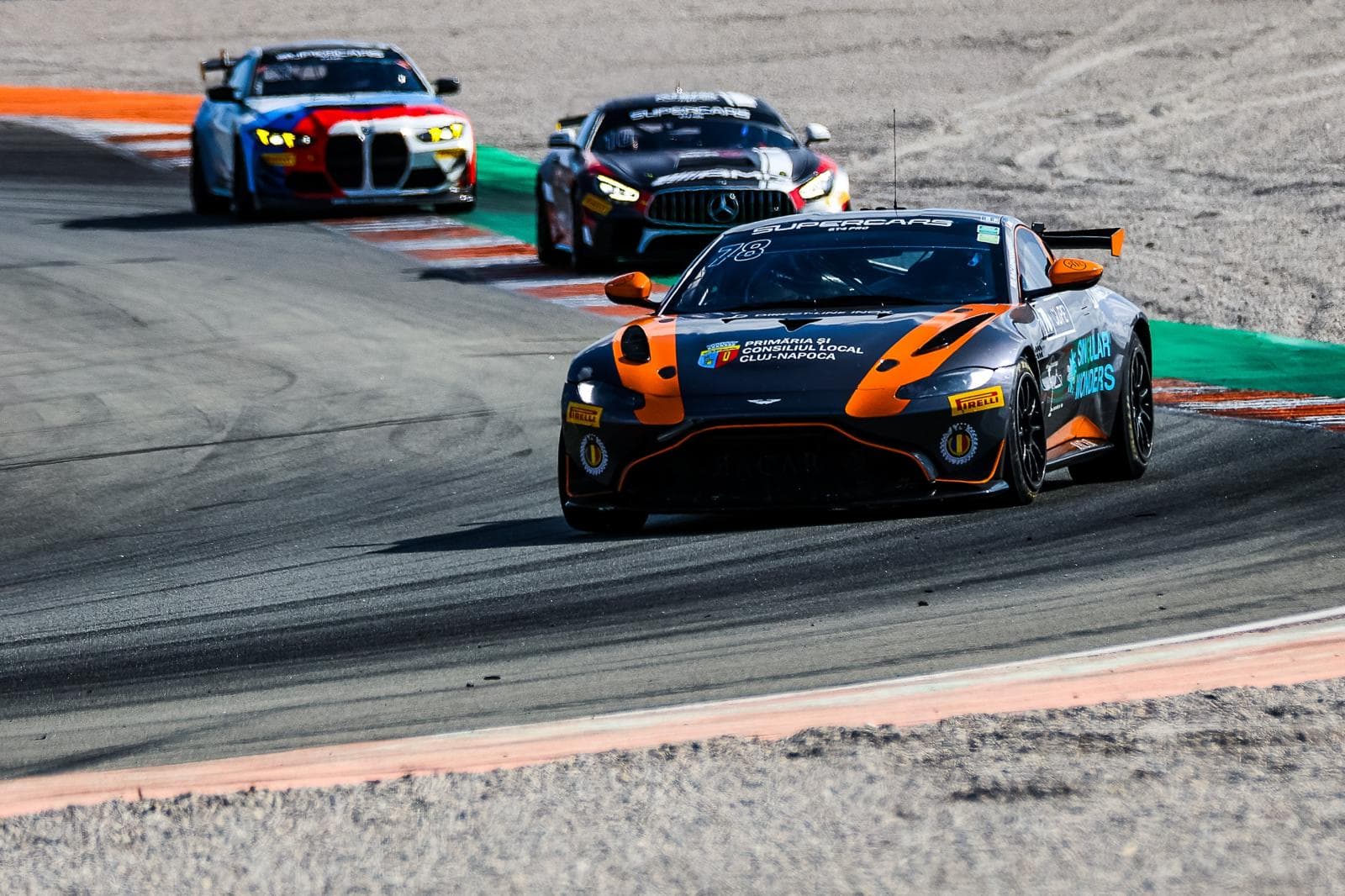 Românul care face furori în Supercars! La 17 ani pilotează un Aston Martin