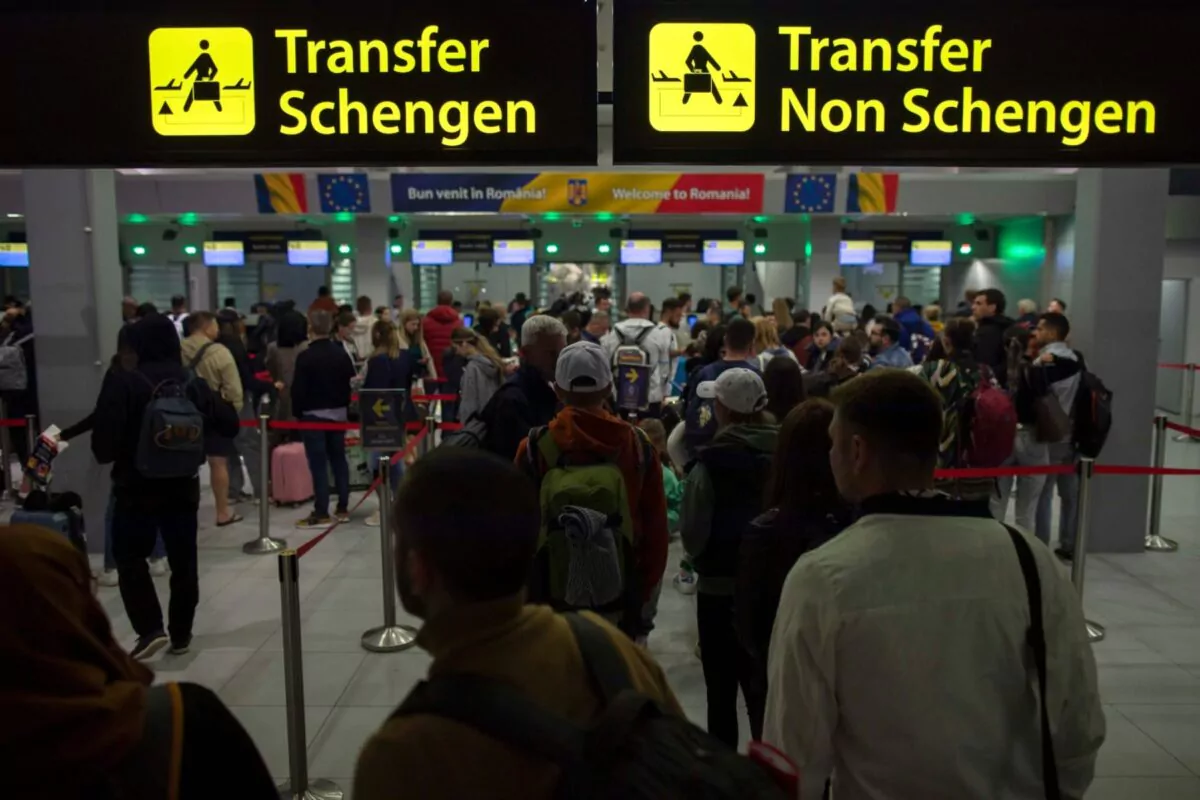 Transportul aerian de pasageri continuă creșterea în România
