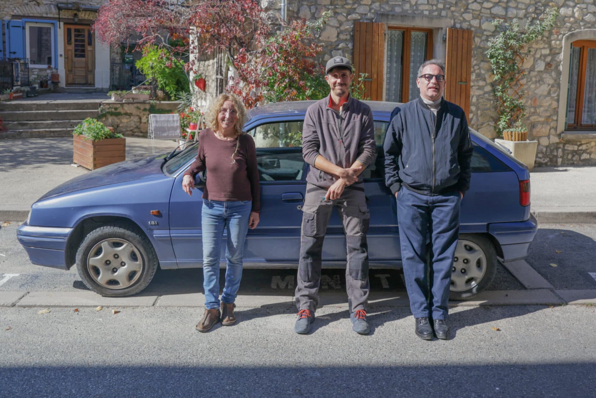 Car-sharing la sat! Comunitatea unde 30 de oameni împart aceeași mașină. Cheile sunt la bar, drumurile se notează ”la caiet”