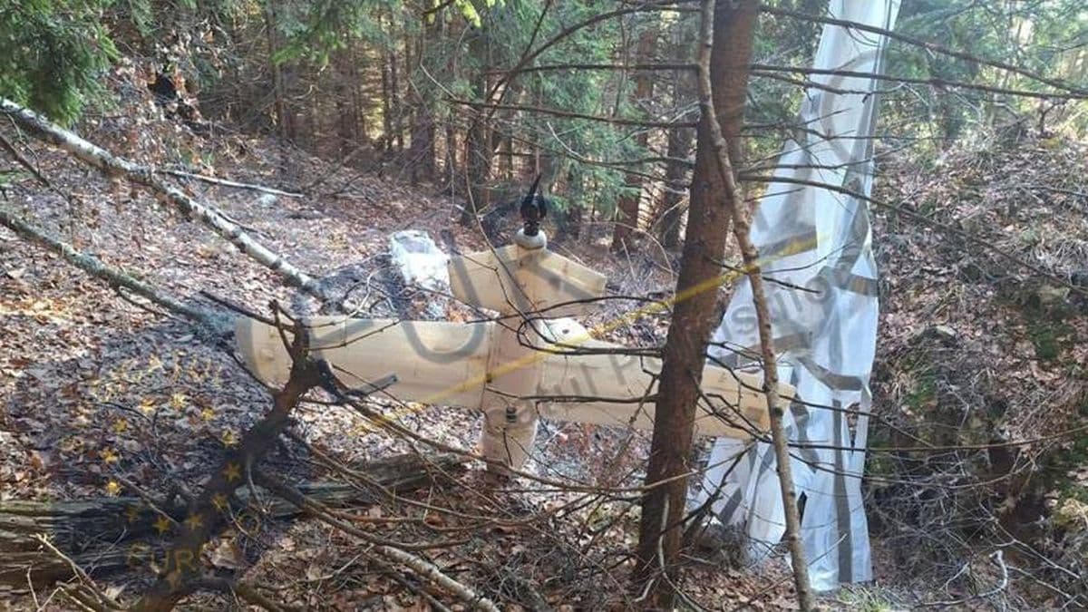 O dronă cu parașută atașată a fost descoperită într-o pădure din județul Argeș. Autoritățile verifică proveniența aparatului