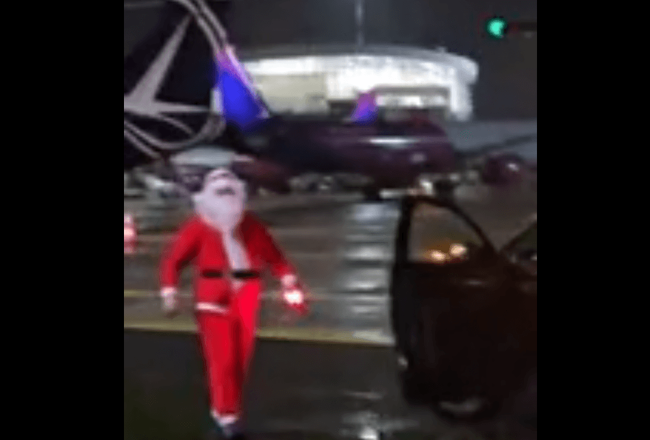 Moş Crăciun, surprins pe Aeroportul Henri Coandă. A dirijat avioanele pe pistă