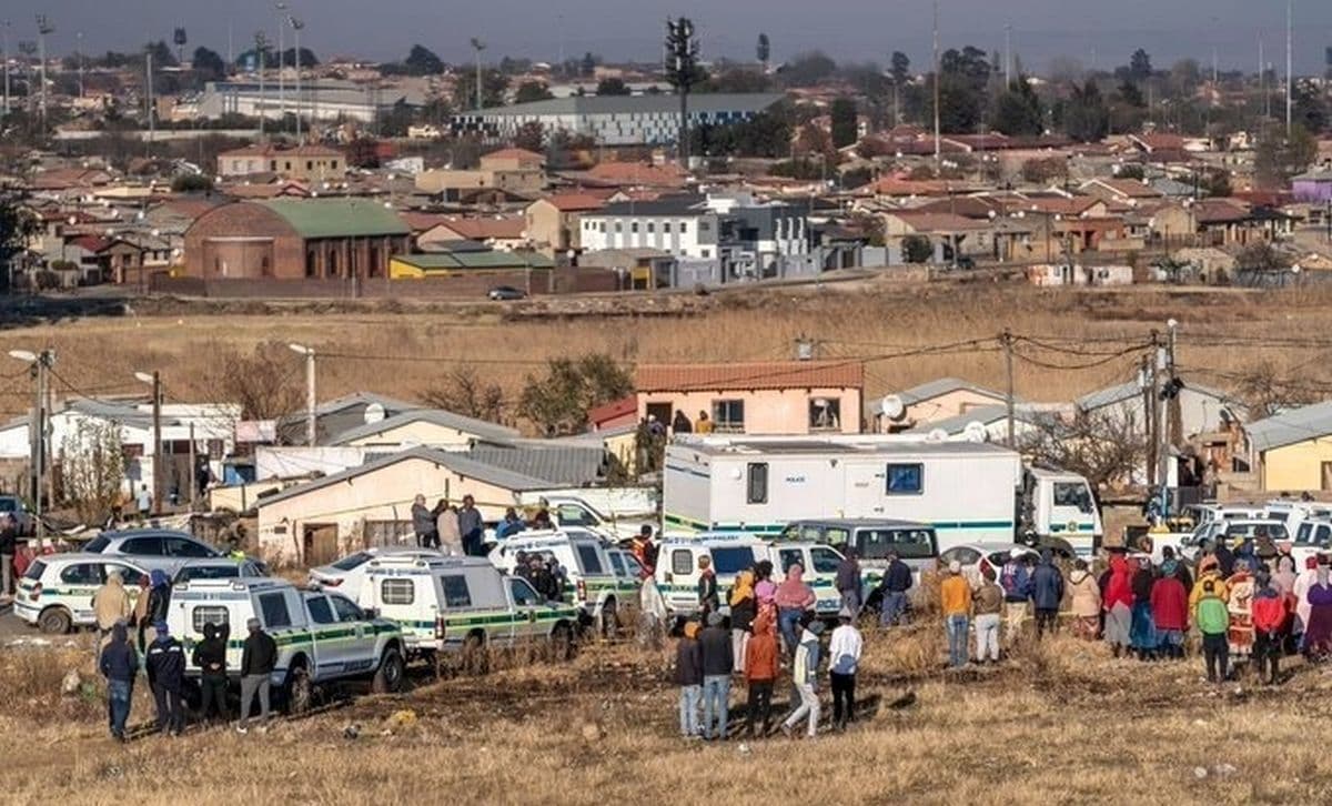 Masacru lângă Johannesburg: un bărbat a împușcat mortal cel puțin zece persoane