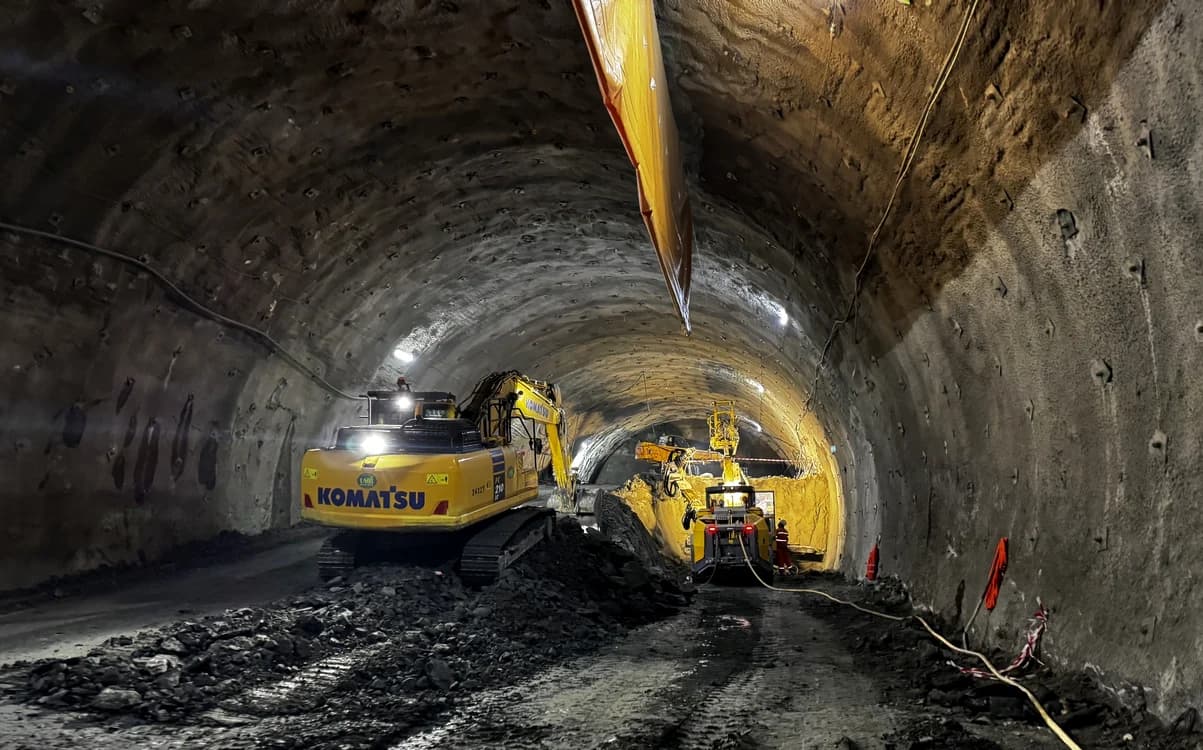 Autostrada cu tuneluri din vest, gata în 2026? Lucrările sunt la jumătate: „Până la sută la sută mai e mult”