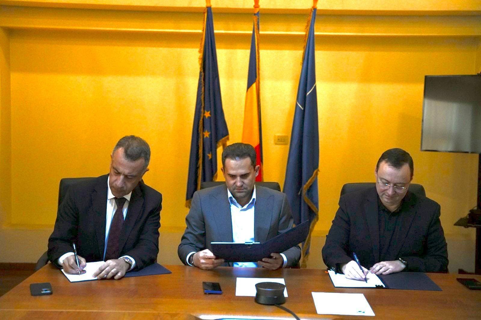 Ministrul Transporturilor: CNAIR a semnat contractul pentru construcţia lotului 3 al Drumului Expres Arad-Oradea, cu firma turcească NUROL / Valoarea contractului este de 2,8 miliarde lei
