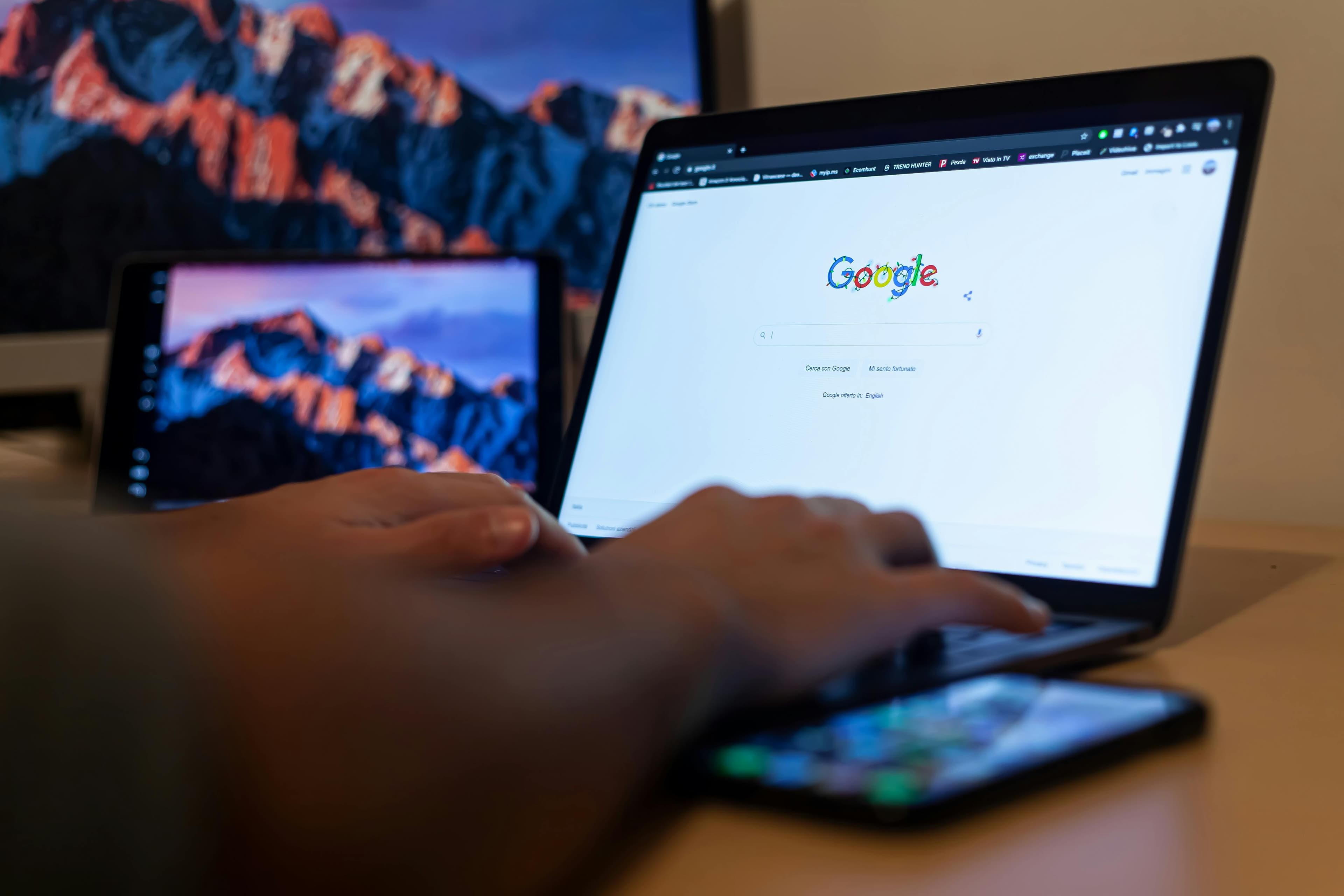 UE obligă Google să deschidă Android pentru rivali AI și să partajeze datele de căutare