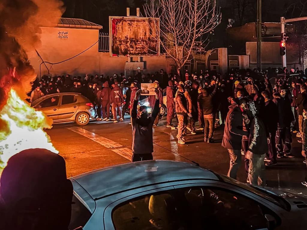 Parlamentul condamnă "eliminarea strategică" a disidenței din Iran și cere desemnarea IRGC ca organizație teroristă