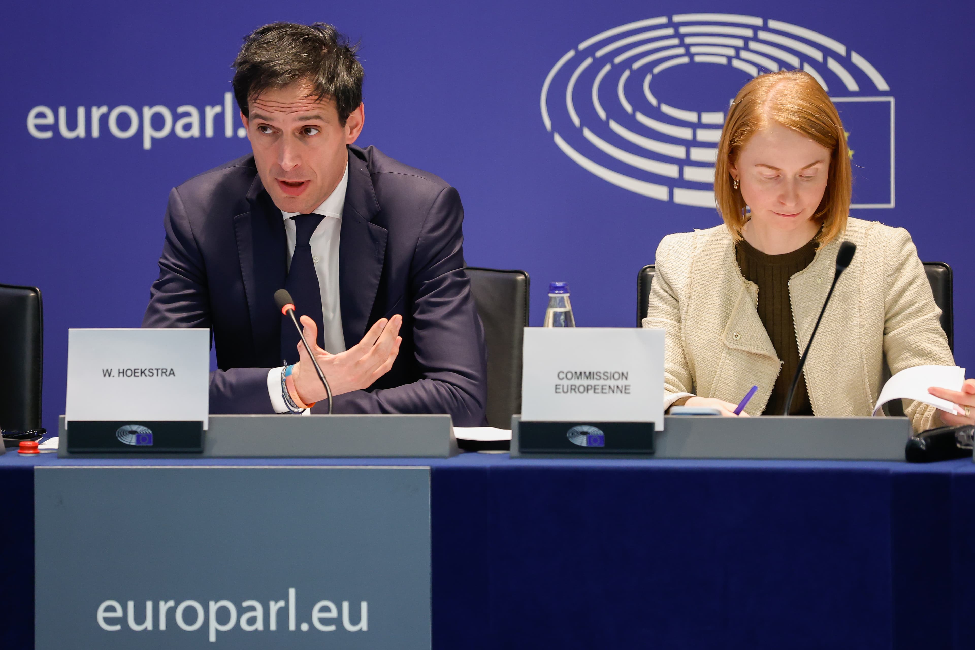 Europarlamentarii acuză Comisia că abandonează reforma fiscală sub presiunea statelor membre