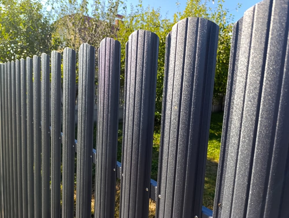 Tendințe în designul gardurilor: șipcile metalice de la Meșterești în amenajările moderne