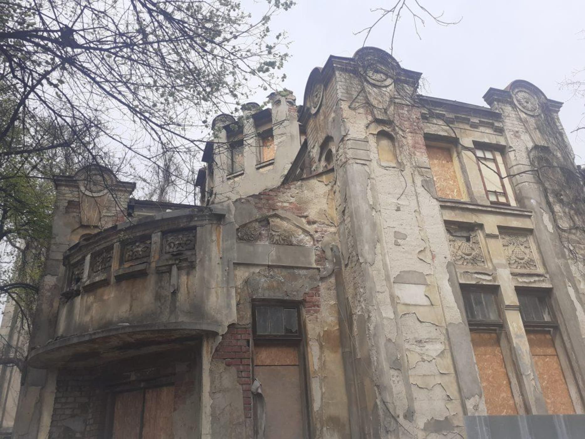 Casa familiei Eliade, simbol arhitectural ajuns ruină, se vinde. Ce preț are clădirea emblematică a Bucureștiului