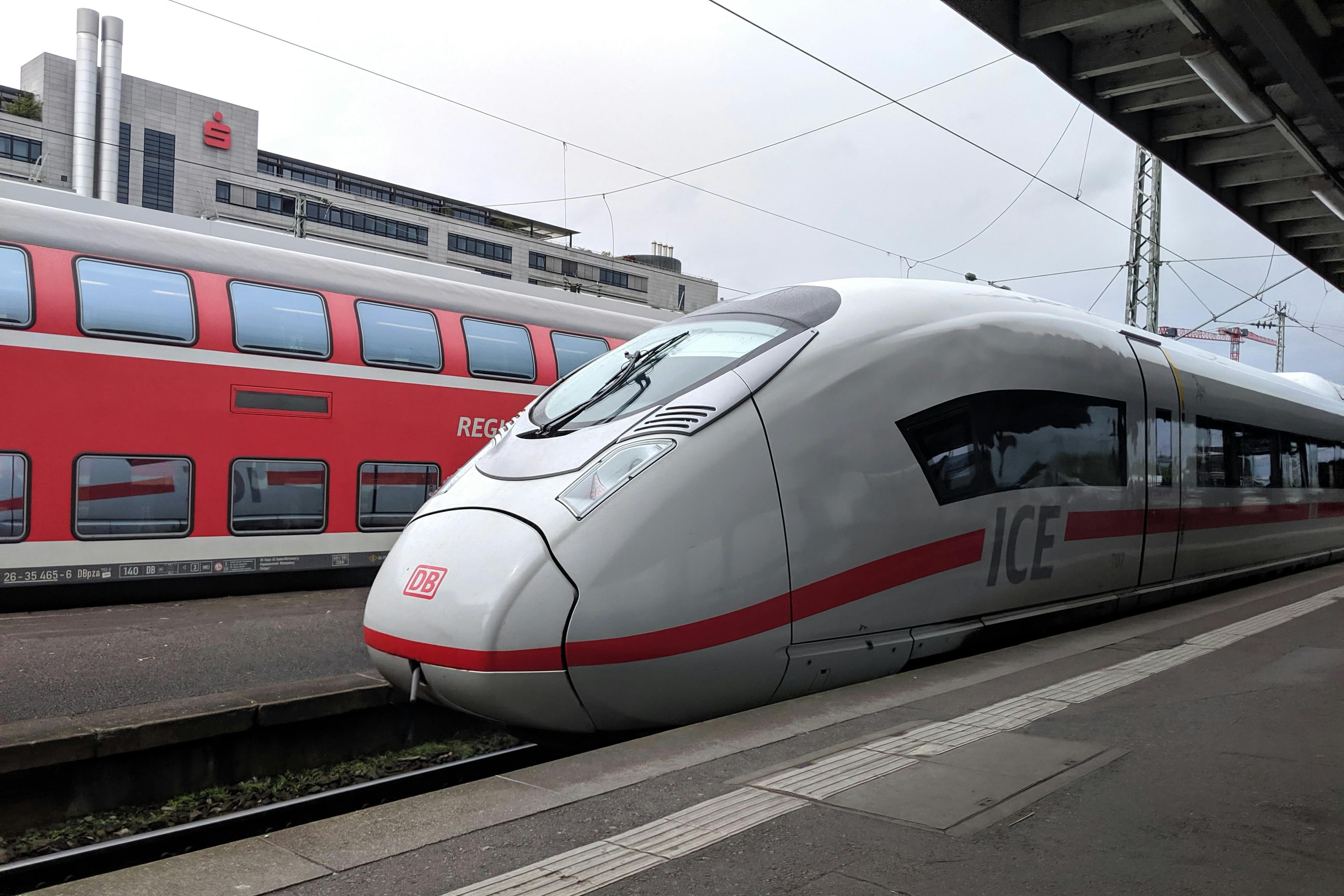 Comisia Europeană înregistrează o inițiativă cetățenească pentru taxarea combustibilului de aviație și extinderea transportului feroviar în UE