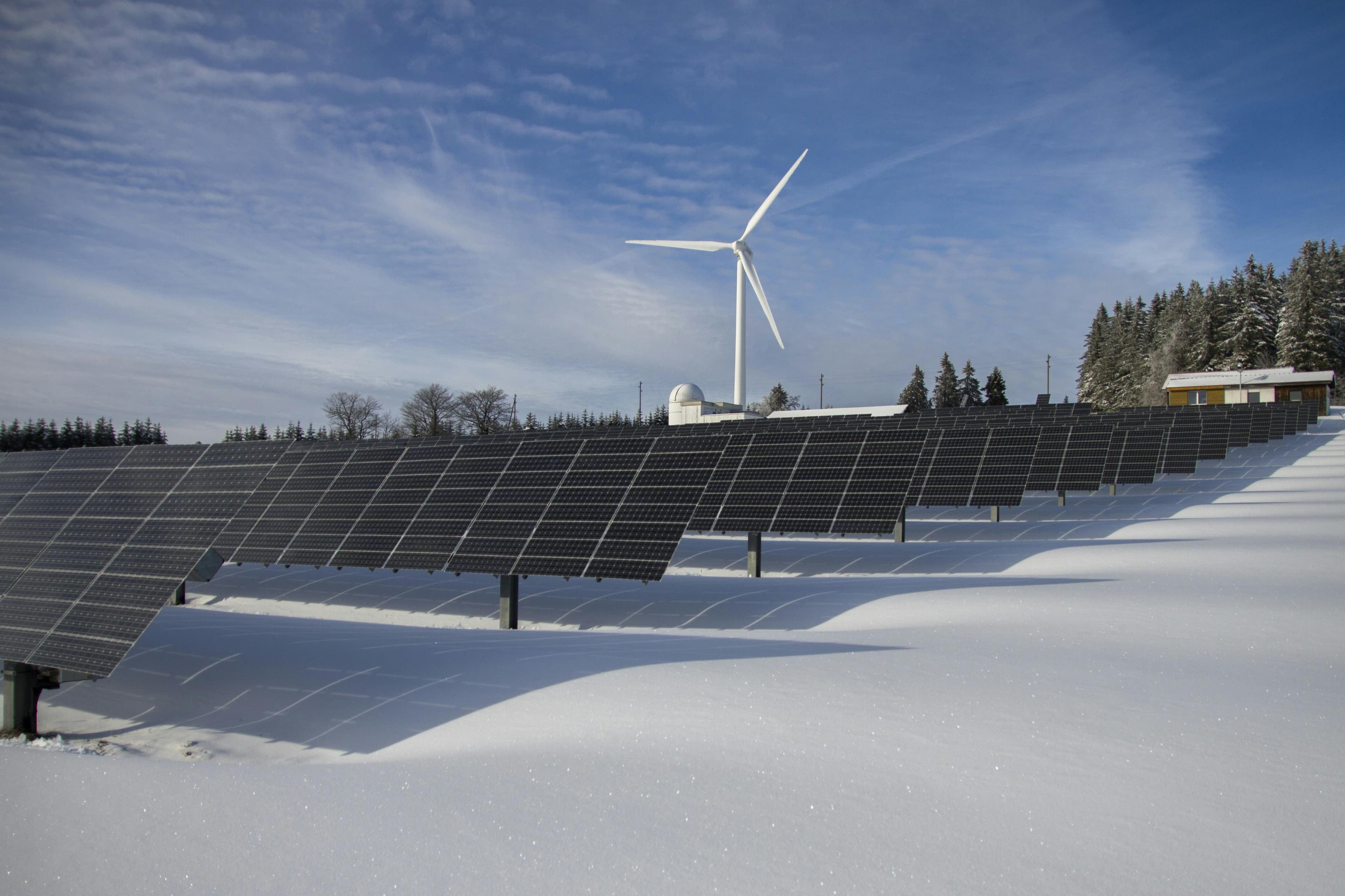 UE a importat 57% din energia disponibilă în 2024, în timp ce regenerabilele au devenit principala sursă de producție internă