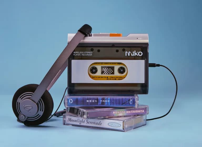 Walkmanul retro revine în 2026 și face furori. Cât costă gadgetul nostalgic care sfidează tehnologia conectivității