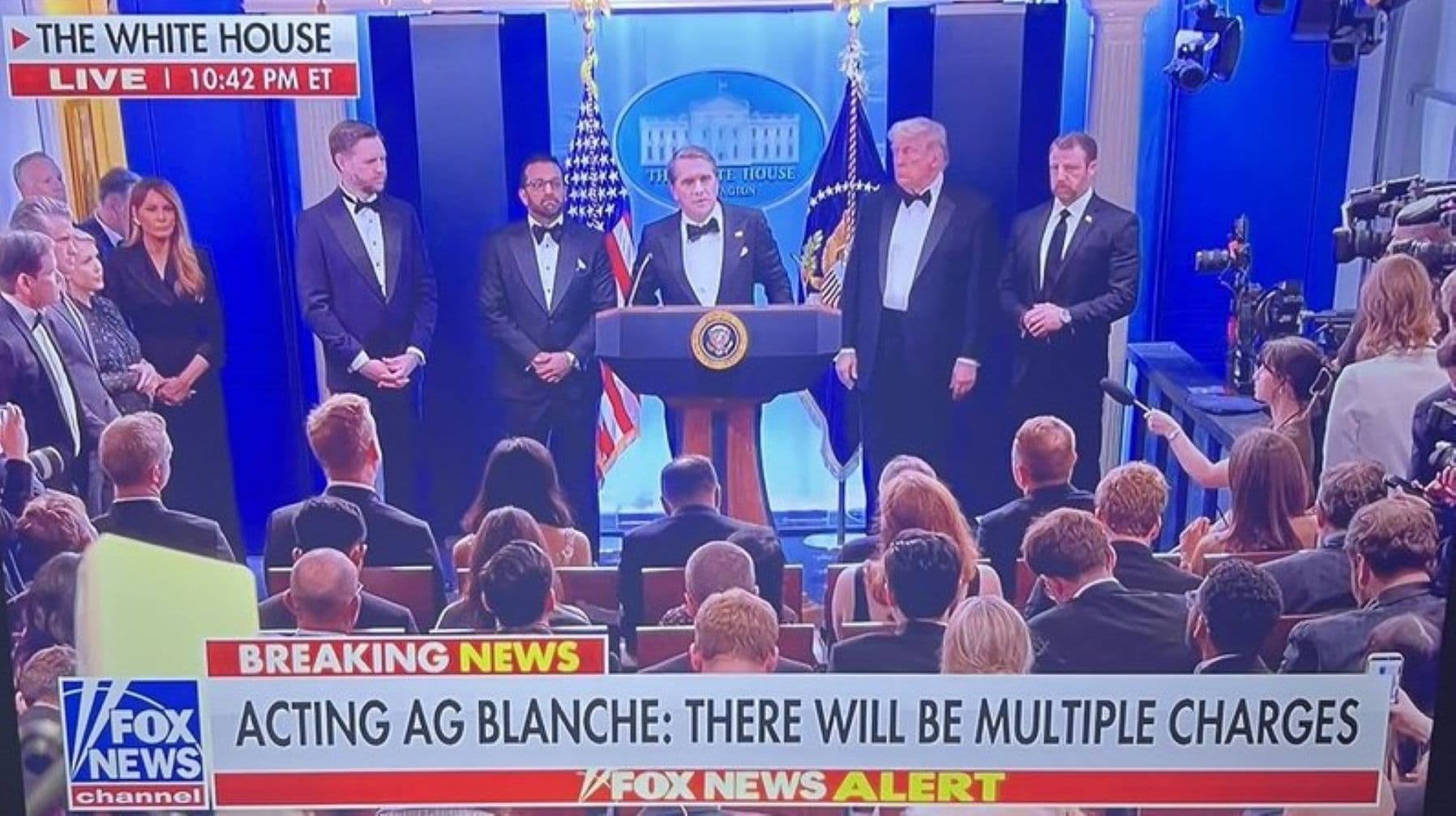 Donald Trump a scăpat nevătămat dintr-un atac armat. Melania, traumatizată