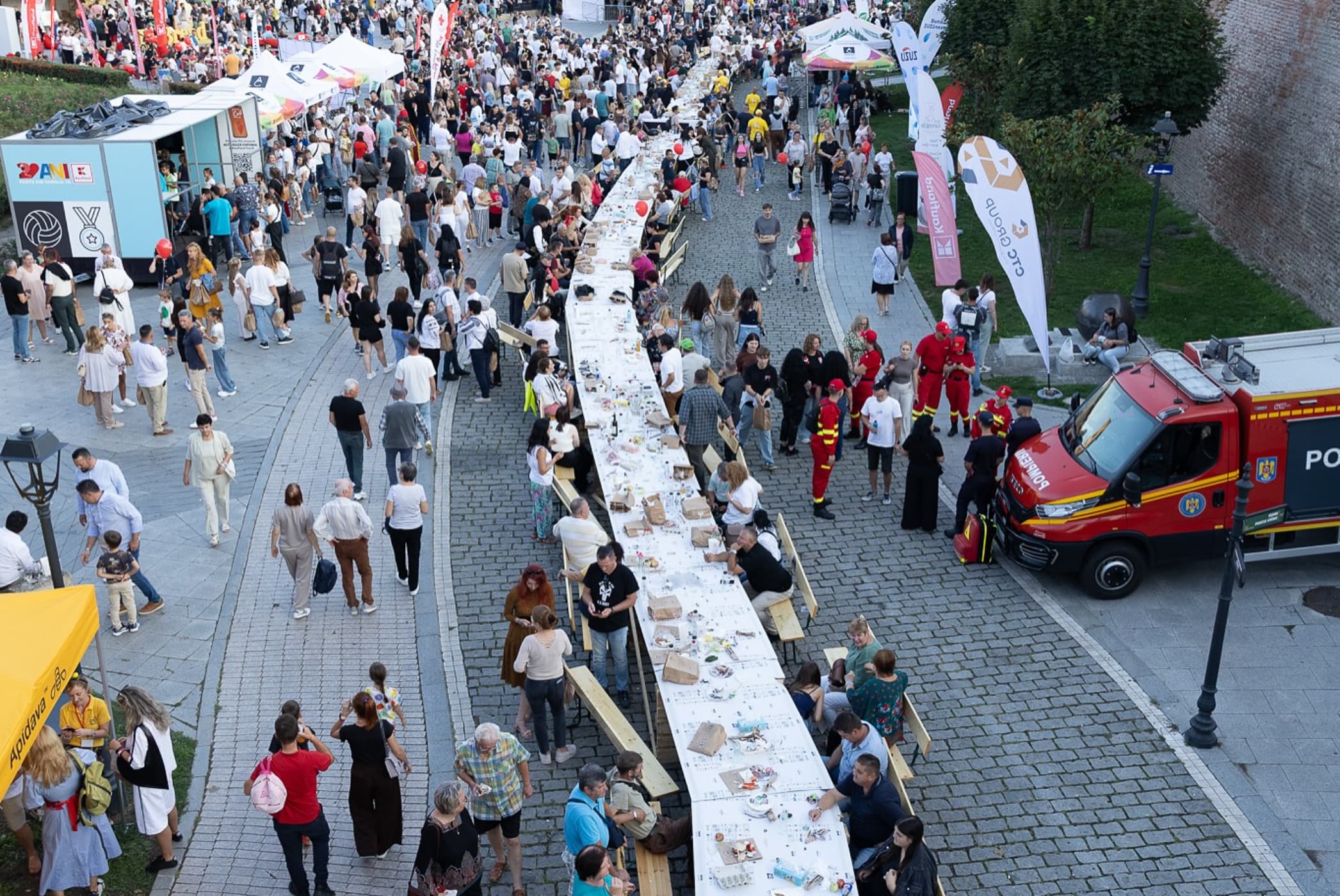 Record mondial pregătit la București -masa care va avea peste 5 kilometri și 20.000 de oameni