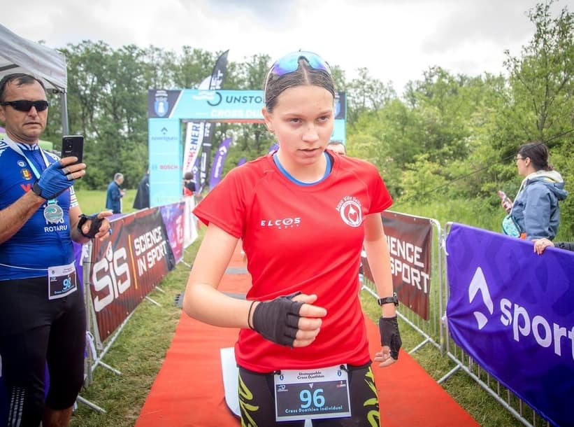 La 16 ani, Raluca Rotaru „vânează” medalii alături de tatăl și de fratele ei în triatlon! „Încerc să-mi întrec membrii familiei”