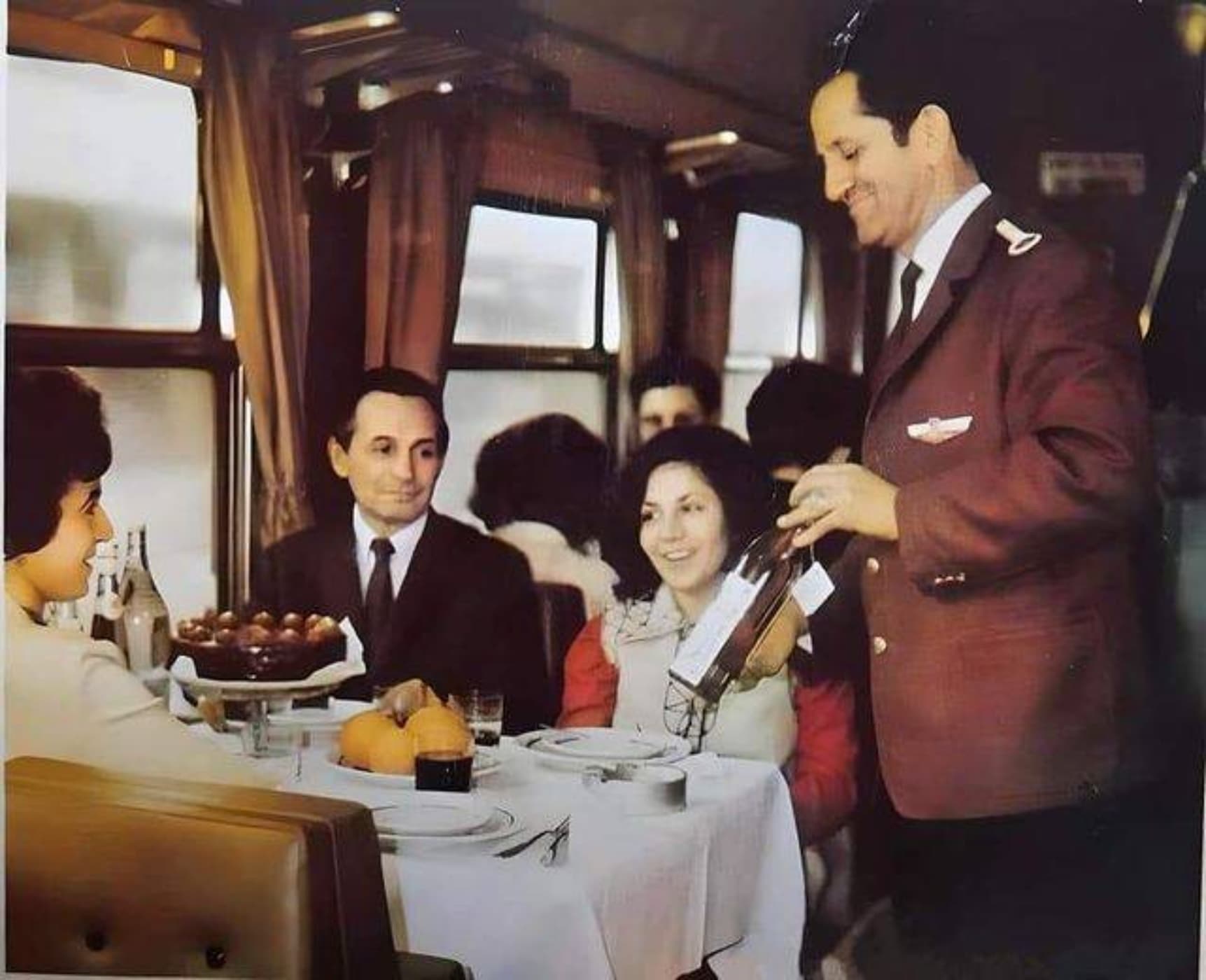 CFR mai are un singur vagon restaurant pentru toată țara. Se plimbă între București și Arad