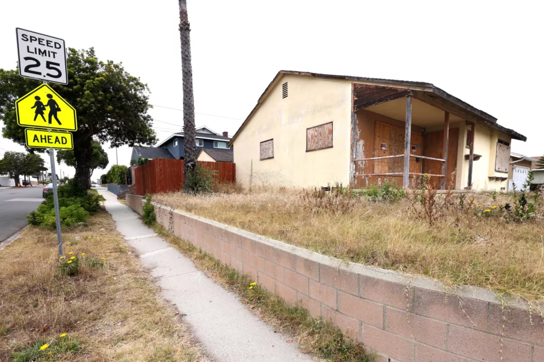 O casă distrusă de incendiu s-a vândut cu 1 milion de dolari în Los Angeles. Criza imobiliară atinge un nou nivel