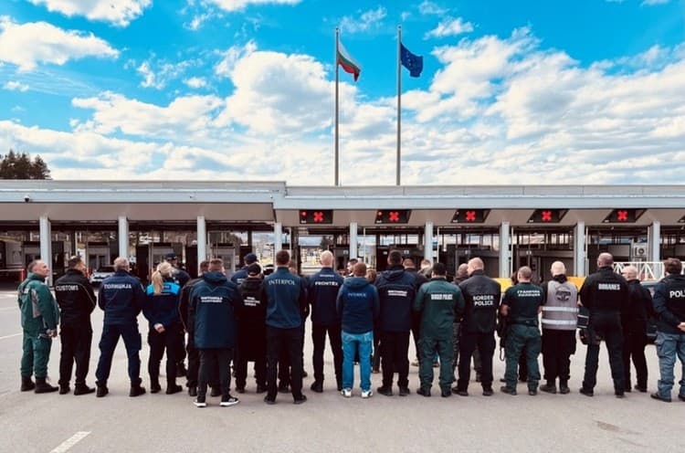 Operațiune internațională sprijinită de Frontex duce la confiscarea a 460 de arme și peste o tonă de cocaină