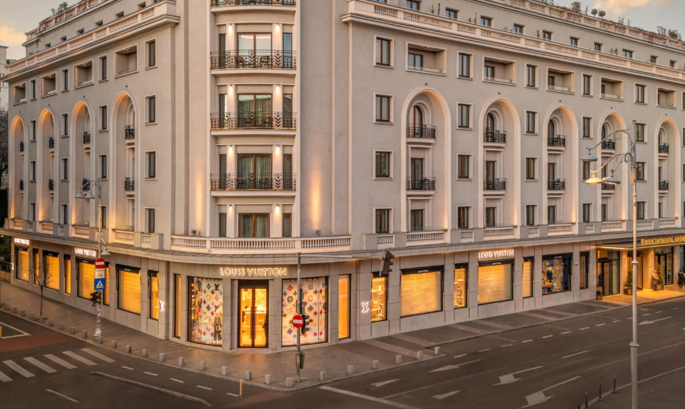 Louis Vuitton a făcut profit record la București! Românii bogați nu simt criza!