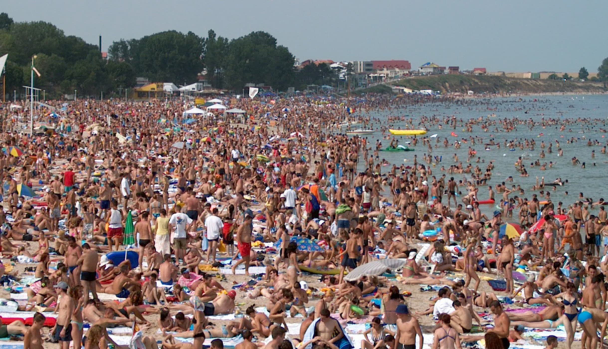 Canicula a umplut litoralul românesc. Aproape 90.000 de turiști au ajuns la mare în cel mai aglomerat weekend al sezonului