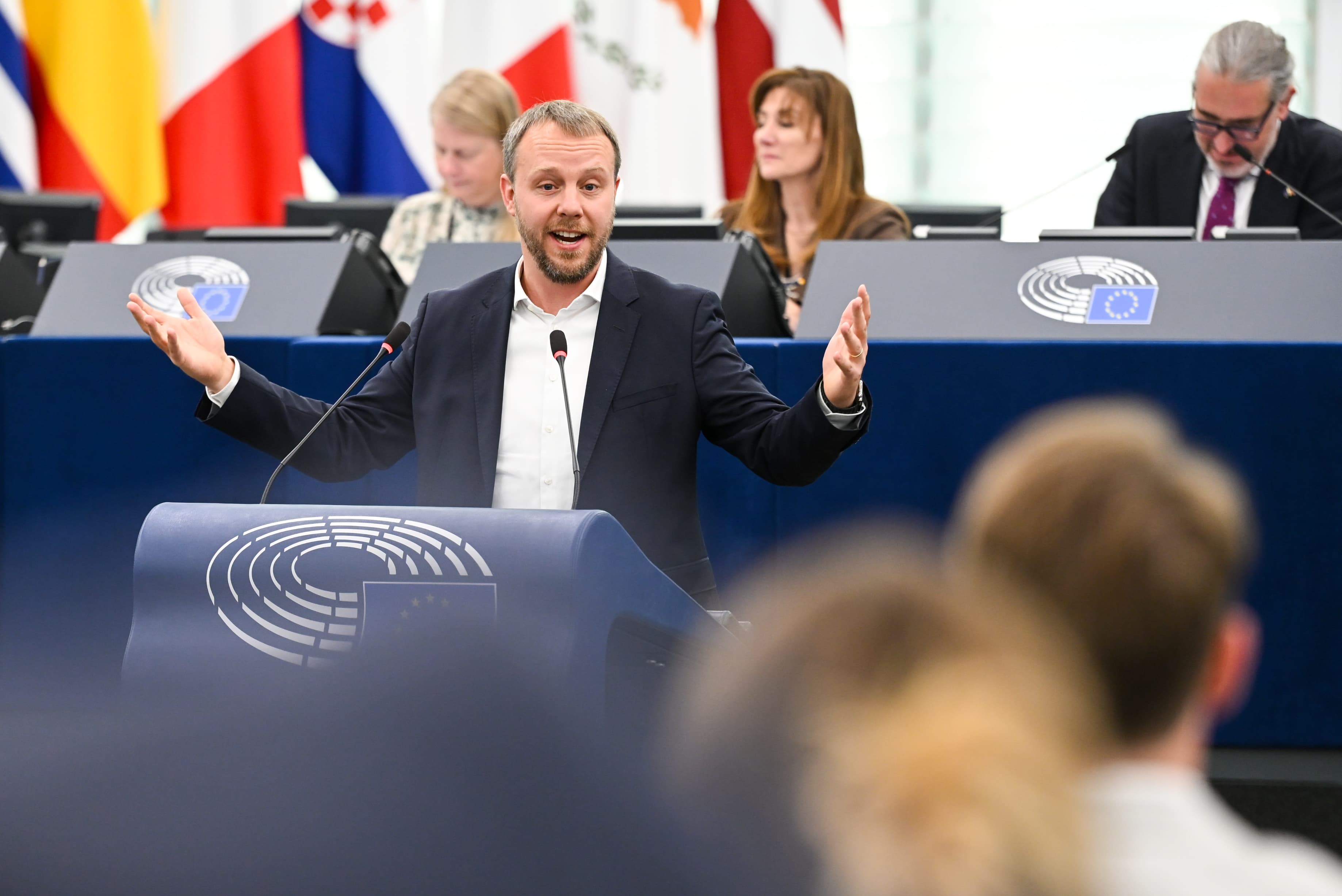 Daniel Freund de la Verzii Europeni avertizează că poate da Comisia în judecată dacă nu află cine a primit banii din fondul de redresare