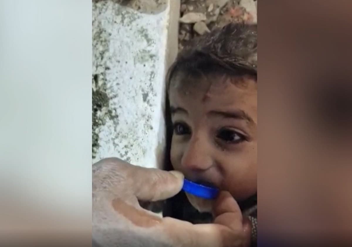 IMAGINI DRAMATICE: O fetiță și frățiorul ei, salvați în nordul Siriei, la 36 de ore după cutremur
