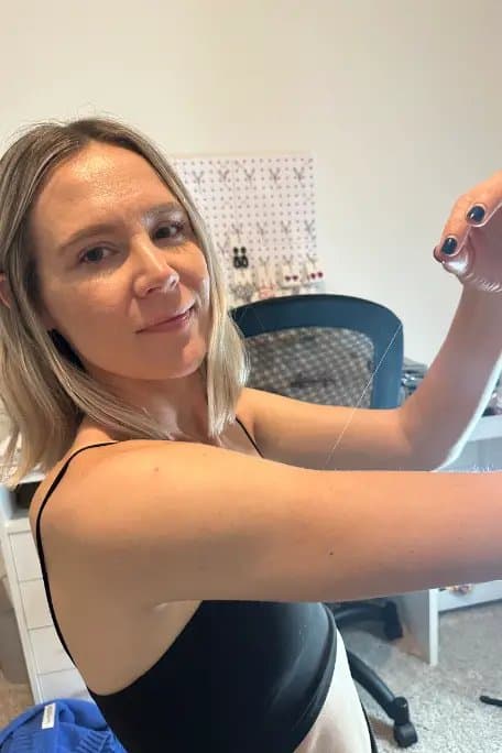 A obţinut titlul Guinness World Records pentru cel mai lung păr de pe mână