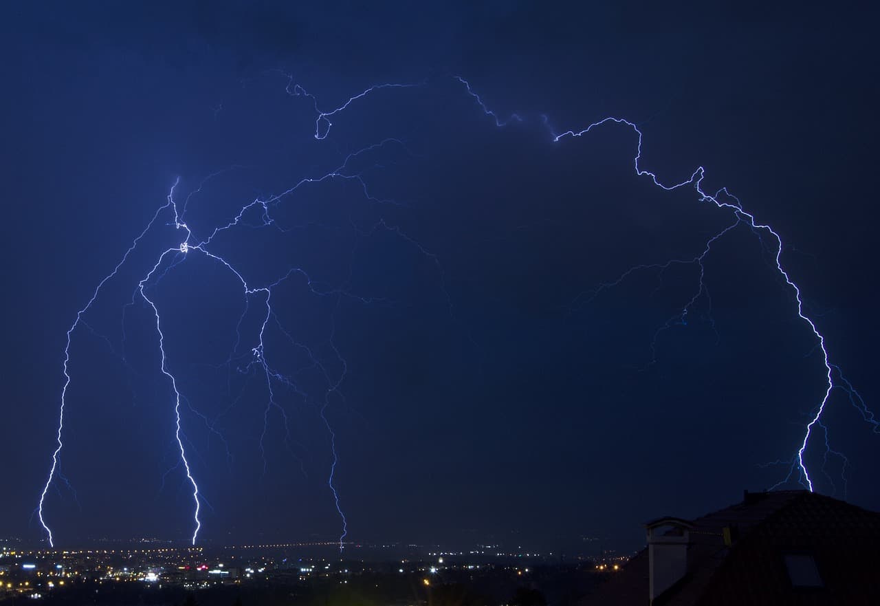 Alertă meteo imediată de furtuni cu grindină și vijelii, emisă de ANM. Lista localităților vizate de cod portocaliu