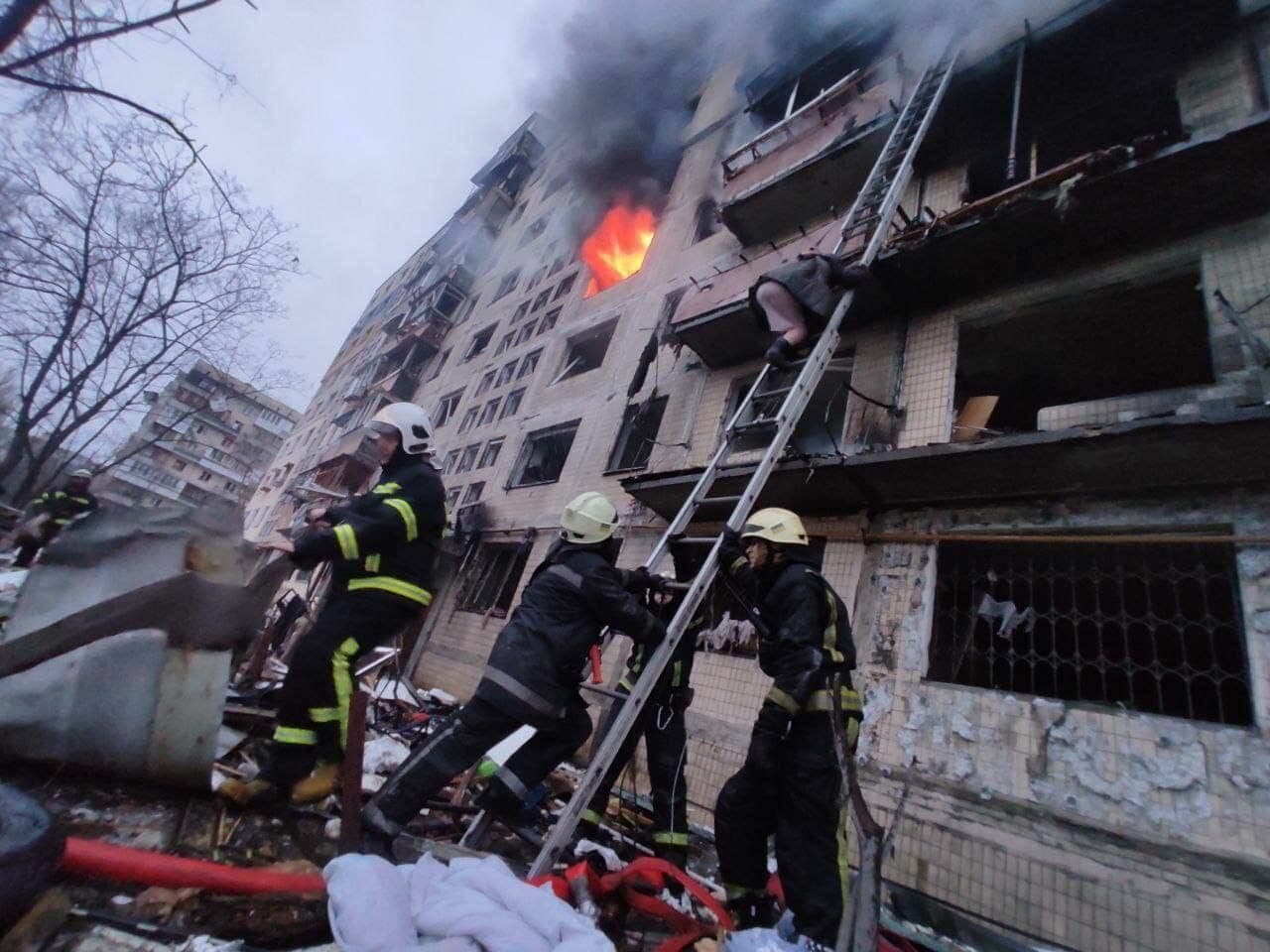 ALERTĂ! Un bloc de locuințe din KIEV a fost atacat distrus de către ruși FOTO/VIDEO