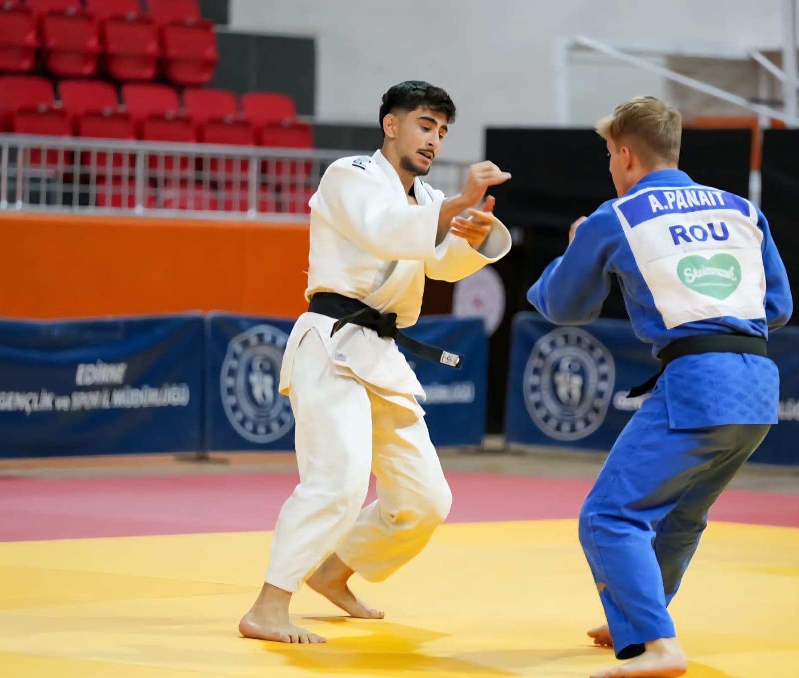 Alexandru Panait învață pentru BAC între meciurile de la Mondial!