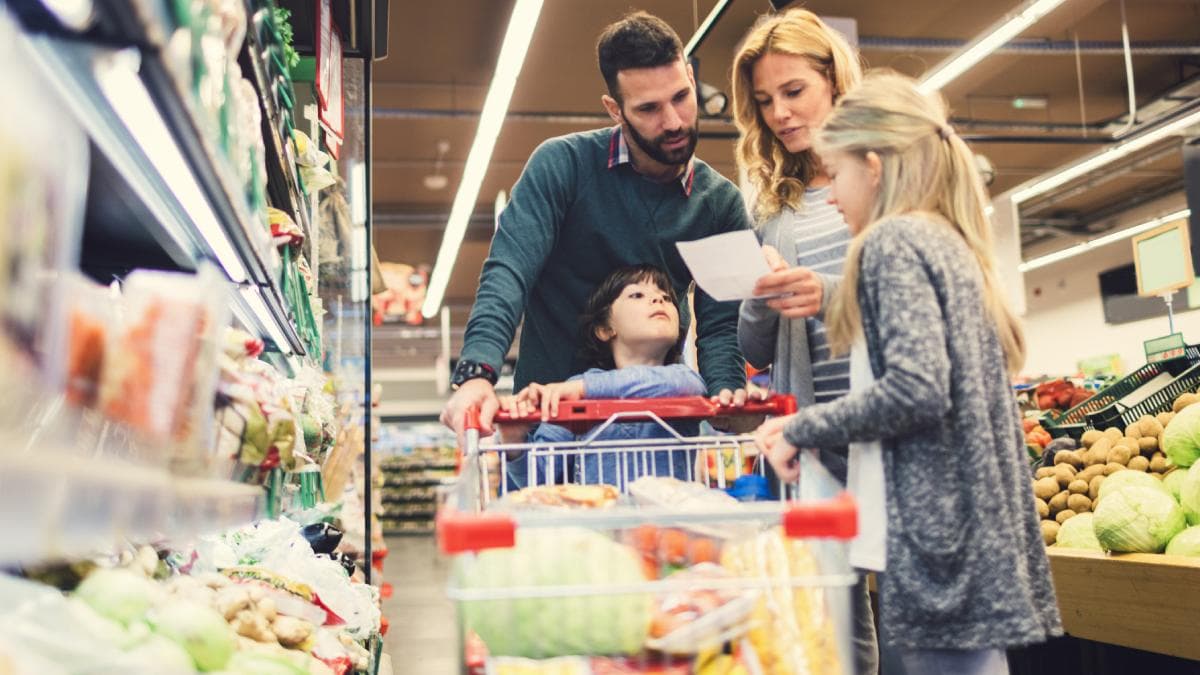 Alimentele mănâncă tot mai mult din bugetul unei familii cu doi copii în 2026/ ANALIZĂ