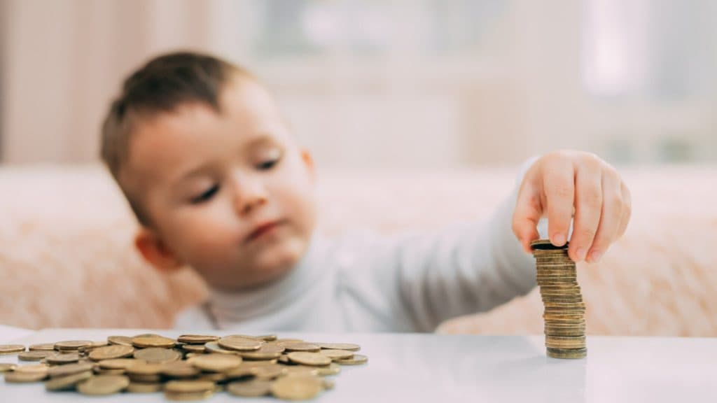 Alocațiile copiilor rămân înghețate în 2026. Familiile pierd sute de lei
