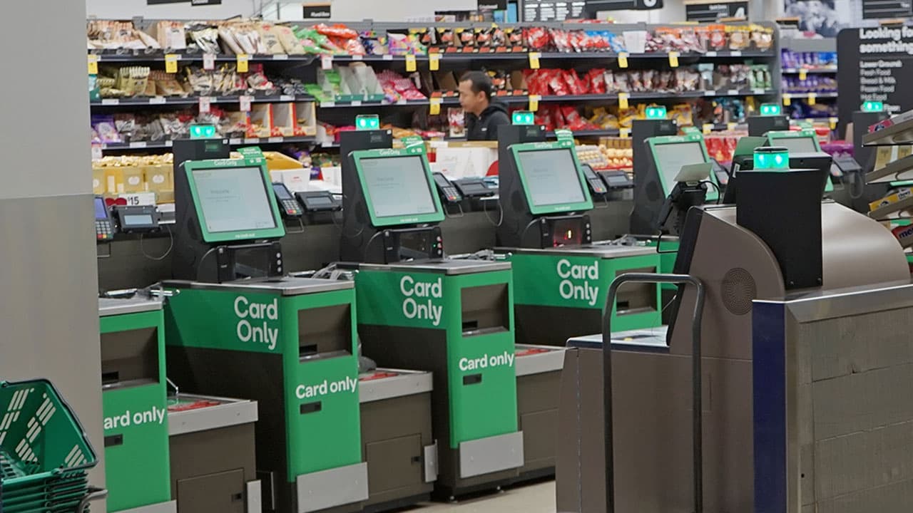 Angajații resimt schimbarea. Retailul românesc se mută pe self-service